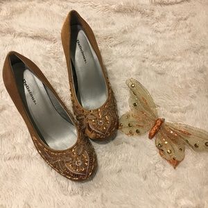 2 for 20$ Gold Victorian inspired round toe heels
